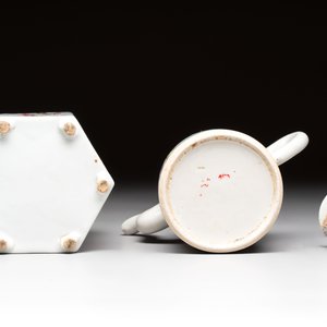 A Chinese famille rose 'Wu Shuang Pu' teapot and a famille rose covered wine pot, 19th C. — foto 6