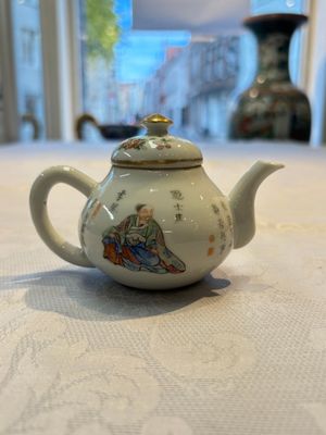 A Chinese famille rose 'Wu Shuang Pu' teapot and cover, 19th C. — 照片 1