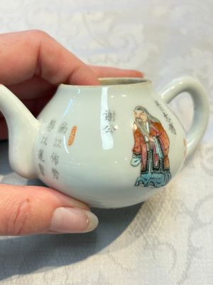 A Chinese famille rose 'Wu Shuang Pu' teapot and cover, 19th C. — 照片 11