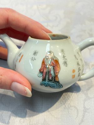 A Chinese famille rose 'Wu Shuang Pu' teapot and cover, 19th C. — 照片 12