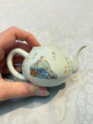 A Chinese famille rose 'Wu Shuang Pu' teapot and cover, 19th C. — 照片 2