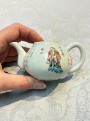 A Chinese famille rose 'Wu Shuang Pu' teapot and cover, 19th C. — 照片 4