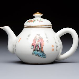 A Chinese famille rose 'Wu Shuang Pu' teapot and cover, 19th C. — 照片 1