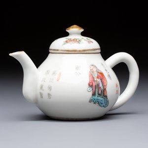 A Chinese famille rose 'Wu Shuang Pu' teapot and cover, 19th C. — 照片 2