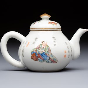 A Chinese famille rose 'Wu Shuang Pu' teapot and cover, 19th C. — 照片 4