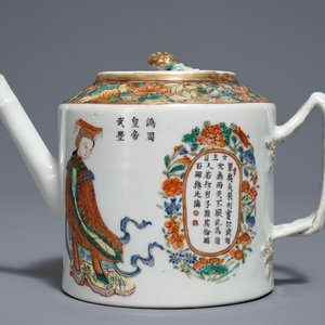 A Chinese famille rose 'Wu Shuang Pu' teapot and cover, 19th C. — 照片 1
