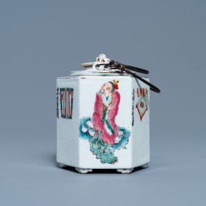 A Chinese famille rose 'Wu Shuang Pu' teapot with insert, 19/20th C. — photo 5