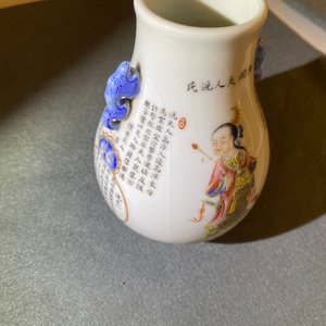 A Chinese famille rose 'Wu Shuang Pu' vase and a blue sgraffiato-ground vase, 19/20th C. — 照片 7