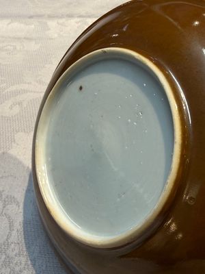 A Chinese famille rose 'Xi Xiang Ji' plate, a 'Rooster' saucer, and a 'Lowestoft' covered teapot, Yongzheng/Qianlong — photo 11