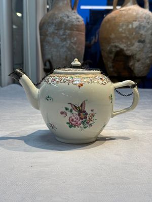 A Chinese famille rose 'Xi Xiang Ji' plate, a 'Rooster' saucer, and a 'Lowestoft' covered teapot, Yongzheng/Qianlong — photo 12