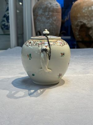 A Chinese famille rose 'Xi Xiang Ji' plate, a 'Rooster' saucer, and a 'Lowestoft' covered teapot, Yongzheng/Qianlong — photo 13