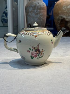 A Chinese famille rose 'Xi Xiang Ji' plate, a 'Rooster' saucer, and a 'Lowestoft' covered teapot, Yongzheng/Qianlong — photo 14