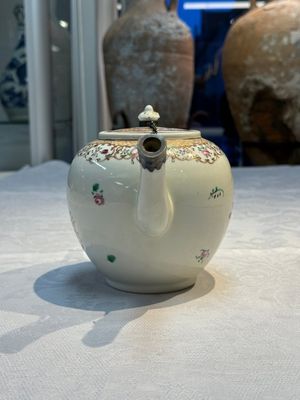 A Chinese famille rose 'Xi Xiang Ji' plate, a 'Rooster' saucer, and a 'Lowestoft' covered teapot, Yongzheng/Qianlong — photo 15