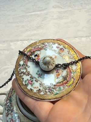 A Chinese famille rose 'Xi Xiang Ji' plate, a 'Rooster' saucer, and a 'Lowestoft' covered teapot, Yongzheng/Qianlong — photo 16