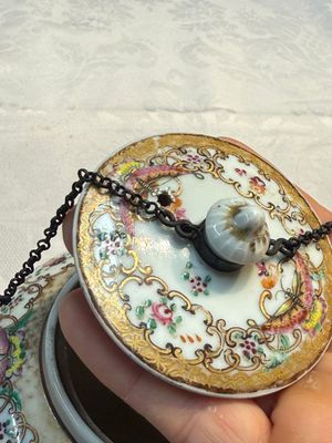 A Chinese famille rose 'Xi Xiang Ji' plate, a 'Rooster' saucer, and a 'Lowestoft' covered teapot, Yongzheng/Qianlong — photo 17