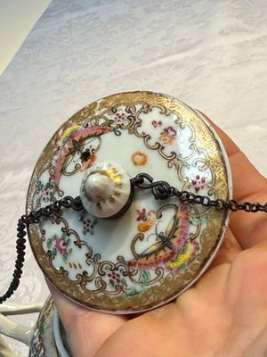 A Chinese famille rose 'Xi Xiang Ji' plate, a 'Rooster' saucer, and a 'Lowestoft' covered teapot, Yongzheng/Qianlong — photo 18