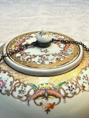 A Chinese famille rose 'Xi Xiang Ji' plate, a 'Rooster' saucer, and a 'Lowestoft' covered teapot, Yongzheng/Qianlong — photo 22