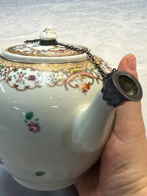 A Chinese famille rose 'Xi Xiang Ji' plate, a 'Rooster' saucer, and a 'Lowestoft' covered teapot, Yongzheng/Qianlong — photo 24
