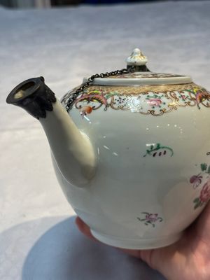 A Chinese famille rose 'Xi Xiang Ji' plate, a 'Rooster' saucer, and a 'Lowestoft' covered teapot, Yongzheng/Qianlong — photo 25