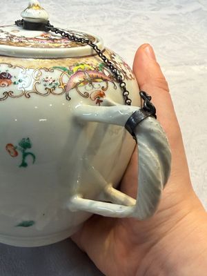 A Chinese famille rose 'Xi Xiang Ji' plate, a 'Rooster' saucer, and a 'Lowestoft' covered teapot, Yongzheng/Qianlong — photo 27