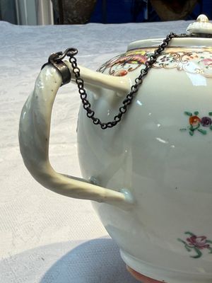 A Chinese famille rose 'Xi Xiang Ji' plate, a 'Rooster' saucer, and a 'Lowestoft' covered teapot, Yongzheng/Qianlong — photo 28