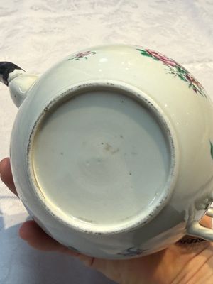 A Chinese famille rose 'Xi Xiang Ji' plate, a 'Rooster' saucer, and a 'Lowestoft' covered teapot, Yongzheng/Qianlong — photo 29
