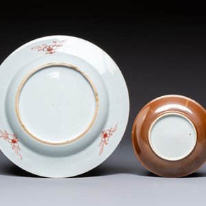 A Chinese famille rose 'Xi Xiang Ji' plate, a 'Rooster' saucer, and a 'Lowestoft' covered teapot, Yongzheng/Qianlong — photo 3
