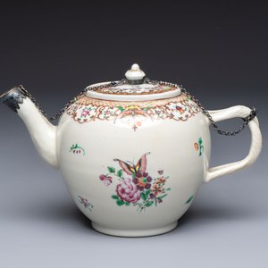 A Chinese famille rose 'Xi Xiang Ji' plate, a 'Rooster' saucer, and a 'Lowestoft' covered teapot, Yongzheng/Qianlong — photo 4