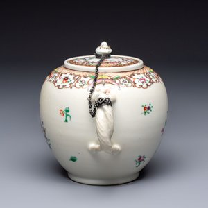 A Chinese famille rose 'Xi Xiang Ji' plate, a 'Rooster' saucer, and a 'Lowestoft' covered teapot, Yongzheng/Qianlong — photo 5