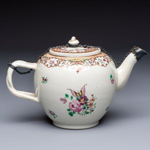 A Chinese famille rose 'Xi Xiang Ji' plate, a 'Rooster' saucer, and a 'Lowestoft' covered teapot, Yongzheng/Qianlong — photo 6