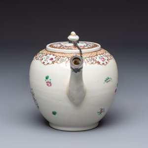 A Chinese famille rose 'Xi Xiang Ji' plate, a 'Rooster' saucer, and a 'Lowestoft' covered teapot, Yongzheng/Qianlong — photo 7