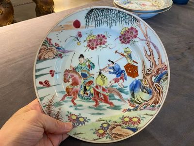 A Chinese famille rose 'Xi Xiang Ji' plate depicting Zhang Junrui leaving for the capital, Yongzheng — 照片 1