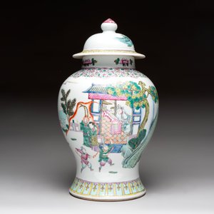 A Chinese famille rose 'Xi Xiang Ji' vase and cover, 19th C. — photo 3