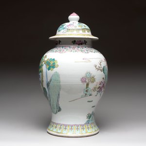 A Chinese famille rose 'Xi Xiang Ji' vase and cover, 19th C. — photo 4