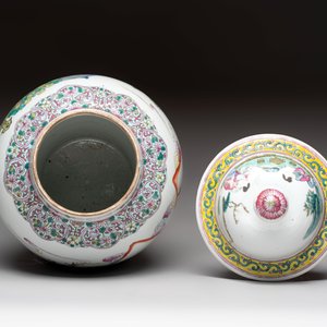 A Chinese famille rose 'Xi Xiang Ji' vase and cover, 19th C. — photo 5