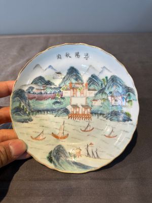 A Chinese famille rose 'Xun Yang Qiu Bo 潯陽秋泊' plate, Tongzhi mark and of the period — photo 1