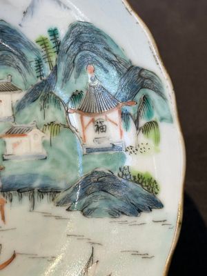 A Chinese famille rose 'Xun Yang Qiu Bo 潯陽秋泊' plate, Tongzhi mark and of the period — photo 2