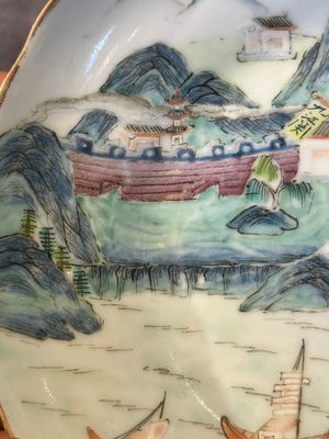 A Chinese famille rose 'Xun Yang Qiu Bo 潯陽秋泊' plate, Tongzhi mark and of the period — photo 4