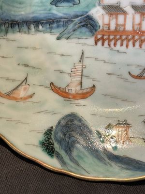 A Chinese famille rose 'Xun Yang Qiu Bo 潯陽秋泊' plate, Tongzhi mark and of the period — photo 5