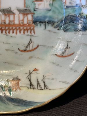 A Chinese famille rose 'Xun Yang Qiu Bo 潯陽秋泊' plate, Tongzhi mark and of the period — photo 6