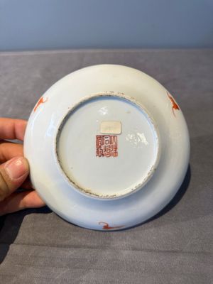 A Chinese famille rose 'Xun Yang Qiu Bo 潯陽秋泊' plate, Tongzhi mark and of the period — photo 8