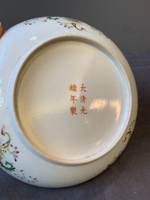 A Chinese famille rose yellow-ground 'Antiquities' plate, Guangxu mark, 19/20th C. — foto 12