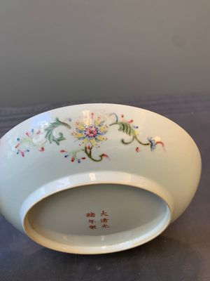 A Chinese famille rose yellow-ground 'Antiquities' plate, Guangxu mark, 19/20th C. — foto 13