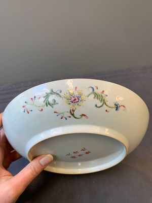 A Chinese famille rose yellow-ground 'Antiquities' plate, Guangxu mark, 19/20th C. — foto 14