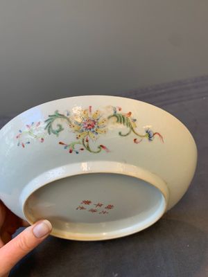 A Chinese famille rose yellow-ground 'Antiquities' plate, Guangxu mark, 19/20th C. — foto 15