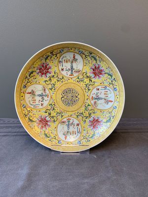 A Chinese famille rose yellow-ground 'Antiquities' plate, Guangxu mark, 19/20th C. — foto 2