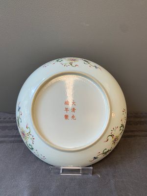 A Chinese famille rose yellow-ground 'Antiquities' plate, Guangxu mark, 19/20th C. — foto 3