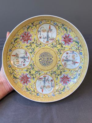 A Chinese famille rose yellow-ground 'Antiquities' plate, Guangxu mark, 19/20th C. — foto 4