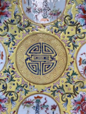 A Chinese famille rose yellow-ground 'Antiquities' plate, Guangxu mark, 19/20th C. — foto 5