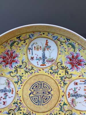 A Chinese famille rose yellow-ground 'Antiquities' plate, Guangxu mark, 19/20th C. — foto 6